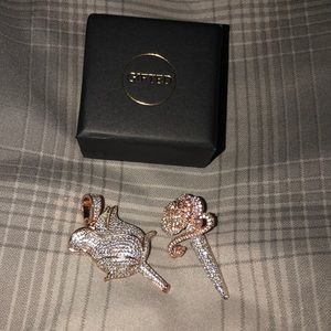 2 rose pendants